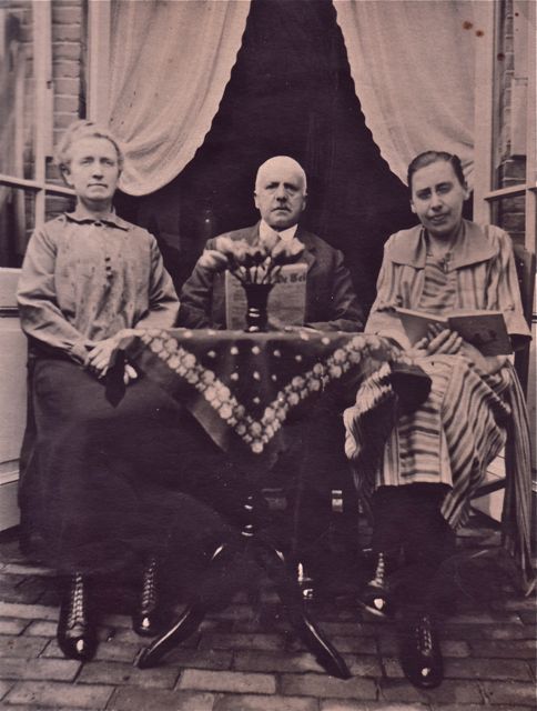 Toen de lokale waarzegster voorgelezen had hoe het huwelijk van Hendrik en Ermiona verder zou verlopen werd het heel lang pijnlijk stil aan tafel.